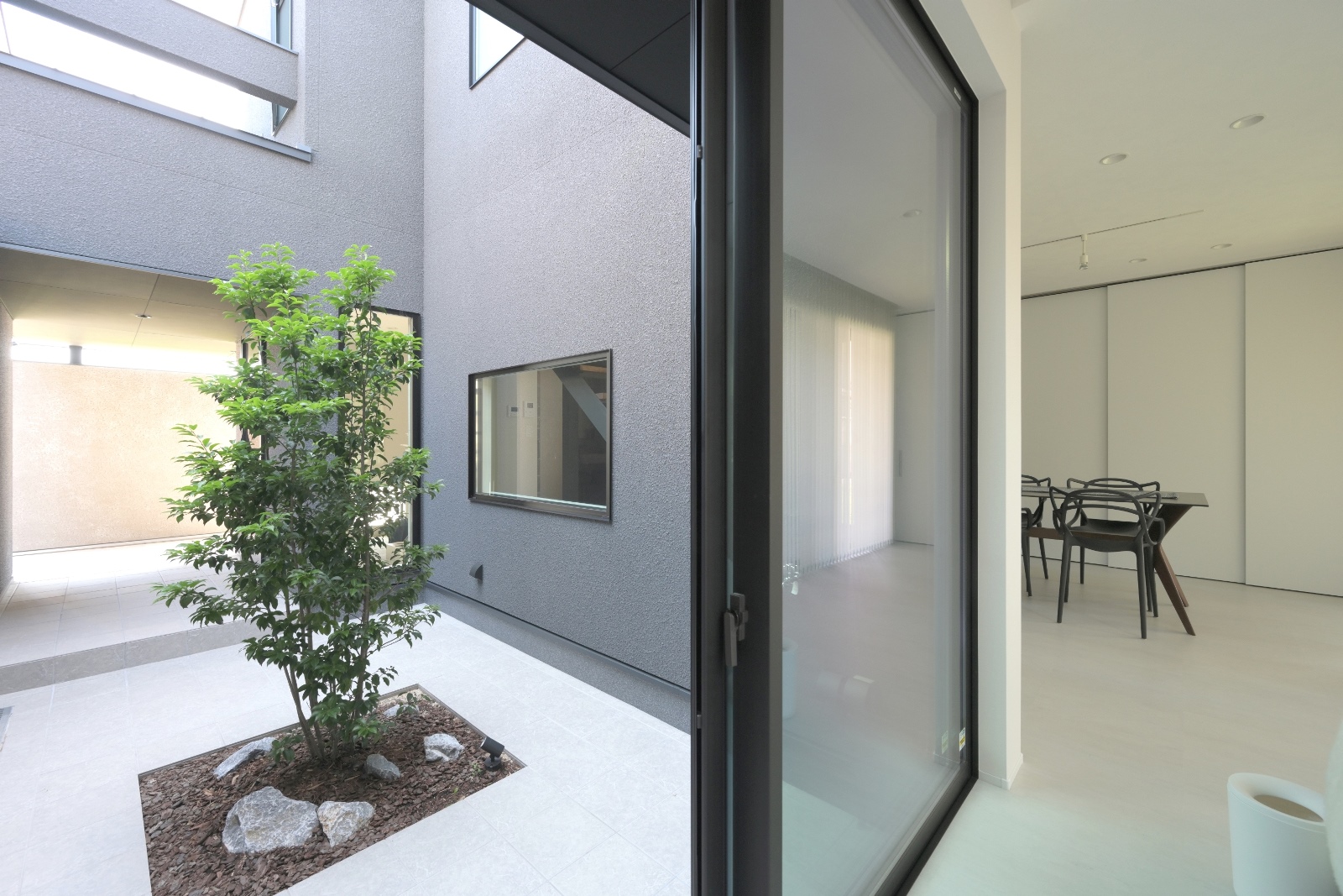 隠して魅せる家